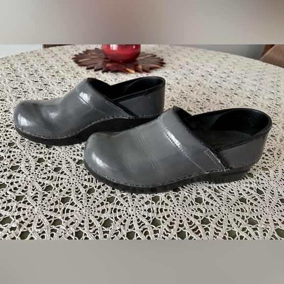 Sanita Gray patent leather clogs size 38 (7 to 7.5 US) Preloved. - Picture 2 of 11